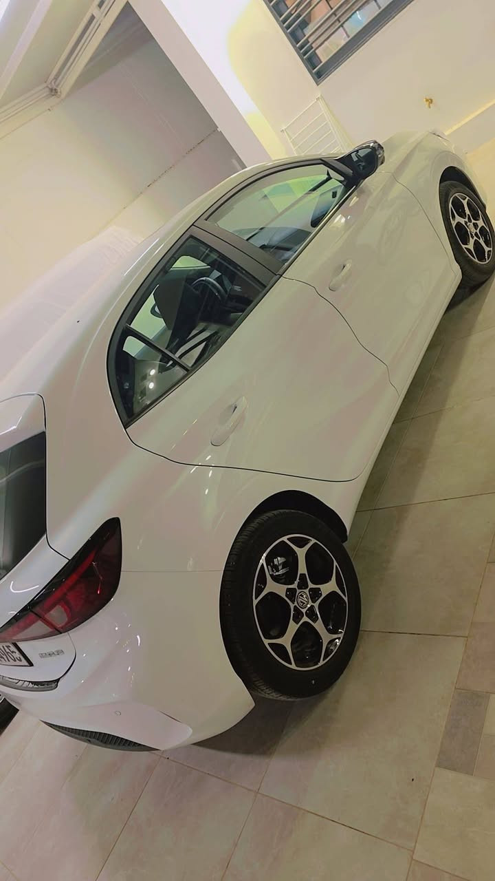 MG3 للبيع فول مواصفات أعله فئه ماشي 4000 سياره على وضع شركه ***********مواصفات بصمه سلايت أيرباكات سستم كامل لايت عدسه زينون 5كامرات ورادار موديل 2025 هذا سياره أختلافها مع أستاندر ب 17 مواصفات
