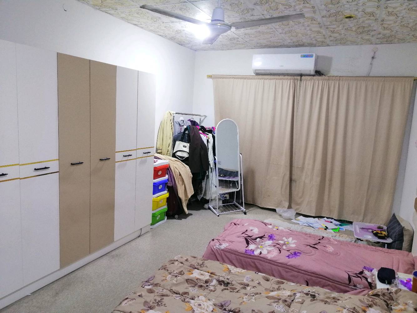 بيت للبيع في حي المهندسين المربع الذهبي ثاني فرع عن شارع الزبير البيت ٣ غرف منام واستقبال و ديوانية وحمام عدد ٢ داخلي و ١ خارجي مساحة البيت ١٦٠م والسعر المطلوب 300 قابل للتفاوض للاتصال ***********