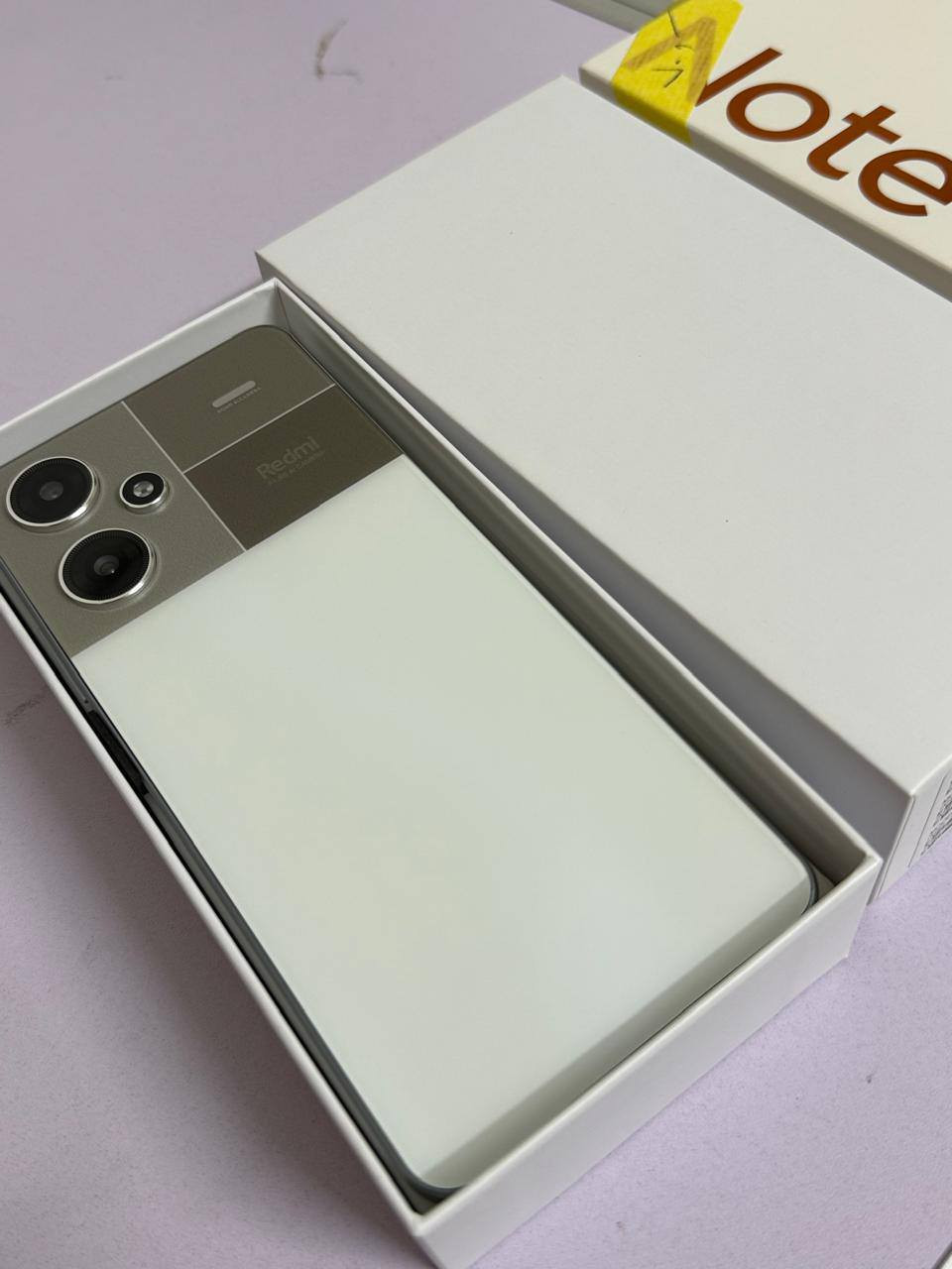 تلفون ريدمي نوت 13 برو| +5G redme note 13 pro جديد

ذاكرة.256

♦️للتواصل ***********
♦️التوصيل مجاني كافة محافظات العراق
السعر خاص

الشاشة: شاشة AMOLED بحجم 6.67 بوصة، بدقة 1.5K (2712 × 1220 بكسل) ومعدل تحديث 120 هرتز، محمية بزجاج Corning Gorilla Glass Victus.  

المعالج: يأتي طراز Redmi Note 13 Pro 5G بمعالج Snapdragon 7s Gen 2 بتقنية 4 نانومتر.  

الكاميرا الخلفية: إعداد كاميرا ثلاثية يتضمن كاميرا رئيسية بدقة 200 ميجابكسل مع تثبيت بصري للصورة (OIS)، وكاميرا زاوية عريضة للغاية بدقة 8 ميجابكسل، وكاميرا ماكرو بدقة 2 ميجابكسل.  

البطارية والشحن: بطارية بسعة 5100 مللي أمبير تدعم الشحن السريع بقوة 67 واط (في طراز Pro) أو 5000 مللي أمبير مع شحن 120 واط (في طراز Pro+).
