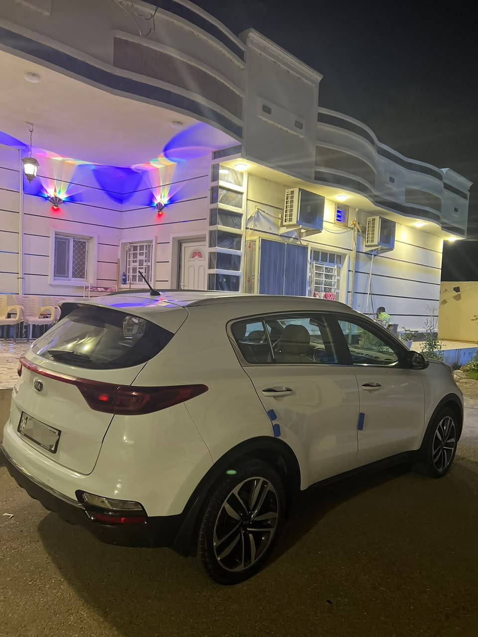 🚗 كيا سبورتج 2019 (شكل 2020) - مواصفات خليجي (نص فول) 🚗
• الرقم: بغداد (الجديد)
• المحرك: 2000 دوش (DOHC)
• المسافة المقطوعة: 88 ألف كم (حقيقي بشرط الفحص)
• الوضعية العامة: سيارة حلوة ومرتبة مال جناي، وجاهزة من كل شيء.
✨ أبرز المواصفات:
• تبريد قطعتين (مركزي).
• 3 أنظمة قيادة (Eco / Sport / Normal).
• تحكمات ستيرن كاملة + بلوتوث.
• داخل بلون مميز (حمصي).
• مرايا شفط (كهربائية) + إشارات بالمرايا.
• إضاءة LED نهارية.
• حساسات أمامية وخلفية.
• بردة خلفية بلادية.
• ومواصفات أخرى عديدة...
🛡️ حالة النظافة (الكفالة):
• السيارة مكفولة كفالة عامة (من الصبغ والبارد).
• تحتوي على "تكحيلات" بسيطة جداً (تقريباً شبر فوق البكلايت الخلفي الأيسر، وشبر ثاني فوق البكلايت الخلفي الأيمن).
• السيارة على الواقع أحلى بهواية من الصور.

مكان السيارة الفلوجة  

للاستفسار *********** و ‭0790 113 5863‬
