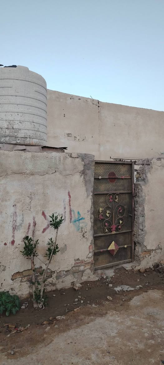 السلام عليكم 
بيت للبيع يتكون من غرفه وصاله ومطبخ واستقبال الدوانم مقابل شارع الشمري خلف تارتان عبد الامير موتفر ماء كهرباء قريب ع الشارع التبليط متوفر كل الخدمات 
للتواصل رقمي واتساب او الاتصال
***********
