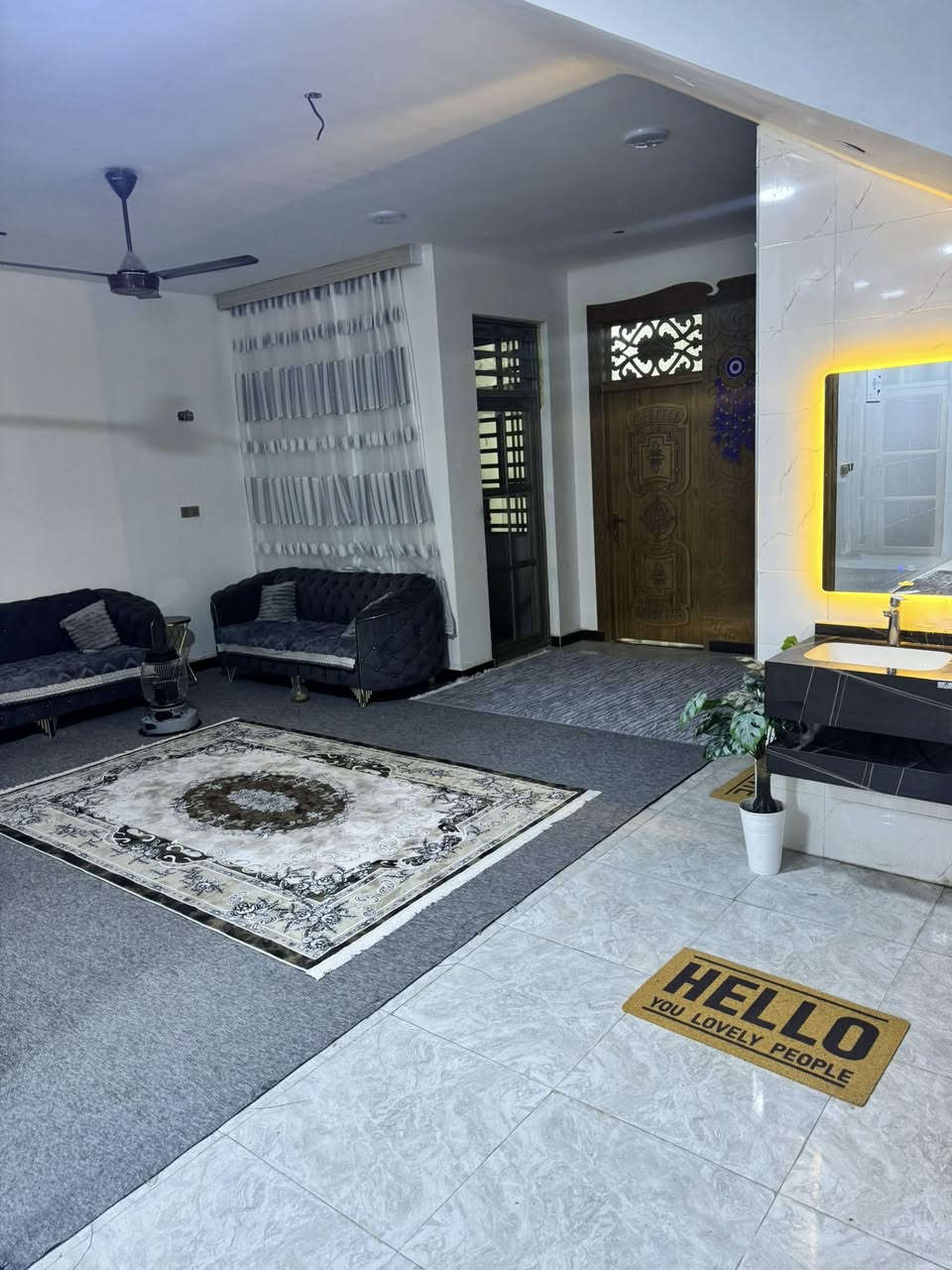 دار للبيع مساحه 217 متر بناء 2025 كله درجه اولى الطابق الاول مطبخ وحمام وغرفتين وصاله الطابق الثاني اربع غرف وصاله وحمام الواجهة 9 الا ربع نزال 25 السعر 250 وبي مجال للتواصل الاتصال على الرقم *********** العنوان حي السفير ثاني فرع بظهر اسواق ابو عراق
