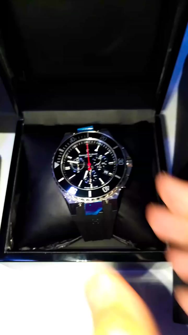 العنوان: ساعة Bernhard H. Mayer PowerMaster سويسرية أصلية (كاملة الملحقات)
وصف الإعلان: للبيع ساعة رجالية فاخرة من الماركة السويسرية العريقة Bernhard H. Mayer، موديل PowerMaster Chronograph. الساعة تتميز بتصميم رياضي أنيق ومتانة عالية يوجد معها بطاقة ضمان وسنة صنع ورقم المكنة ساعة 

الحالة: غير مستعملة نظيفة جداً (كما موضح في الفيديو/الصور).

المرفقات: الكارتون الأصلي، علبة الفخامة، دليل المستخدم، وشهادة الأصالة (Certificate of Authenticity).

المواصفات:

صناعة سويسرية (Swiss Made).

زجاج ياقوت (Sapphire Crystal) مقاوم للخدش.

حزام مطاطي (Rubber) طبي أصلي مريح جداً.

نظام كرونوغراف دقيق مع نافذة للتاريخ.

مقاومة للماء حتى عمق 200 متر.

السعر المطلوب: [900$دولار] المكان: [  بغداد - المنصور] للتواصل: [***********]
