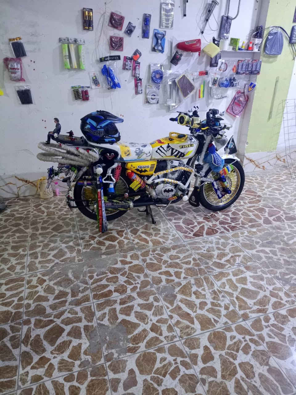 سلام عليكم ورحمة الله وبركاته
دراجة تايكر موديل 2025للبيع السعر 1300 بيه مجال قليل بدون غراض ب900وبيه مجال دراجة مفوله بعد احلى من الصور مكان خمسه كيلو الرقم ***********
***********
