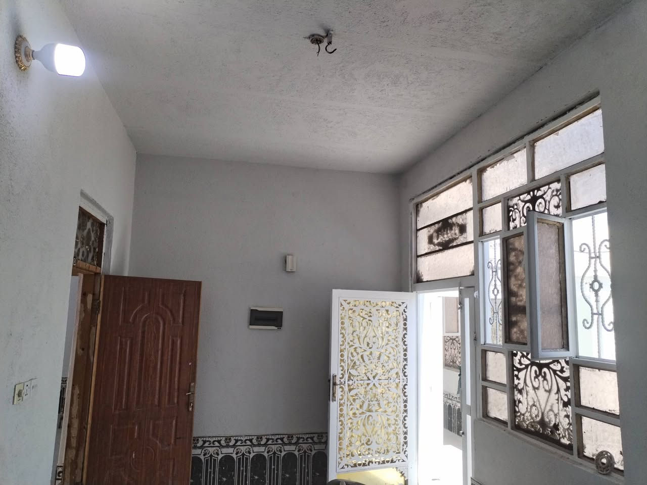 دار زراعي للبيع 90الى 100متر بلوك كهربائي 
العنوان خنيطله ال مسلم مقابل حي المهندسين
 
استقبال.. صاله.. غرفة نوم.. مطبخ.. صحيات داخلية وخارجية. 
الدار فارغ جاهز للسكن يحتوي على ماطور ماء نظام بوسترات ومغاسل وانارة كاملة. 
استلام مباشر للمشتري 
السعر 37مع مجال بسيط 
للاستفسار اكثر الاتصال ***********
