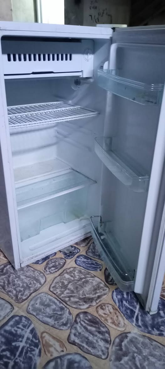 ثلاجه مكتبيه كلش نظيفه تاخذها بشرط تجميد فول ماواصله مصلح بلاديه السعر٧٥الف الإتصال ***********٢
