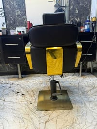 كرسي حلاقه للبيع سعر مناسب استعمال 6 اشهر فقط  هـ/07707573340