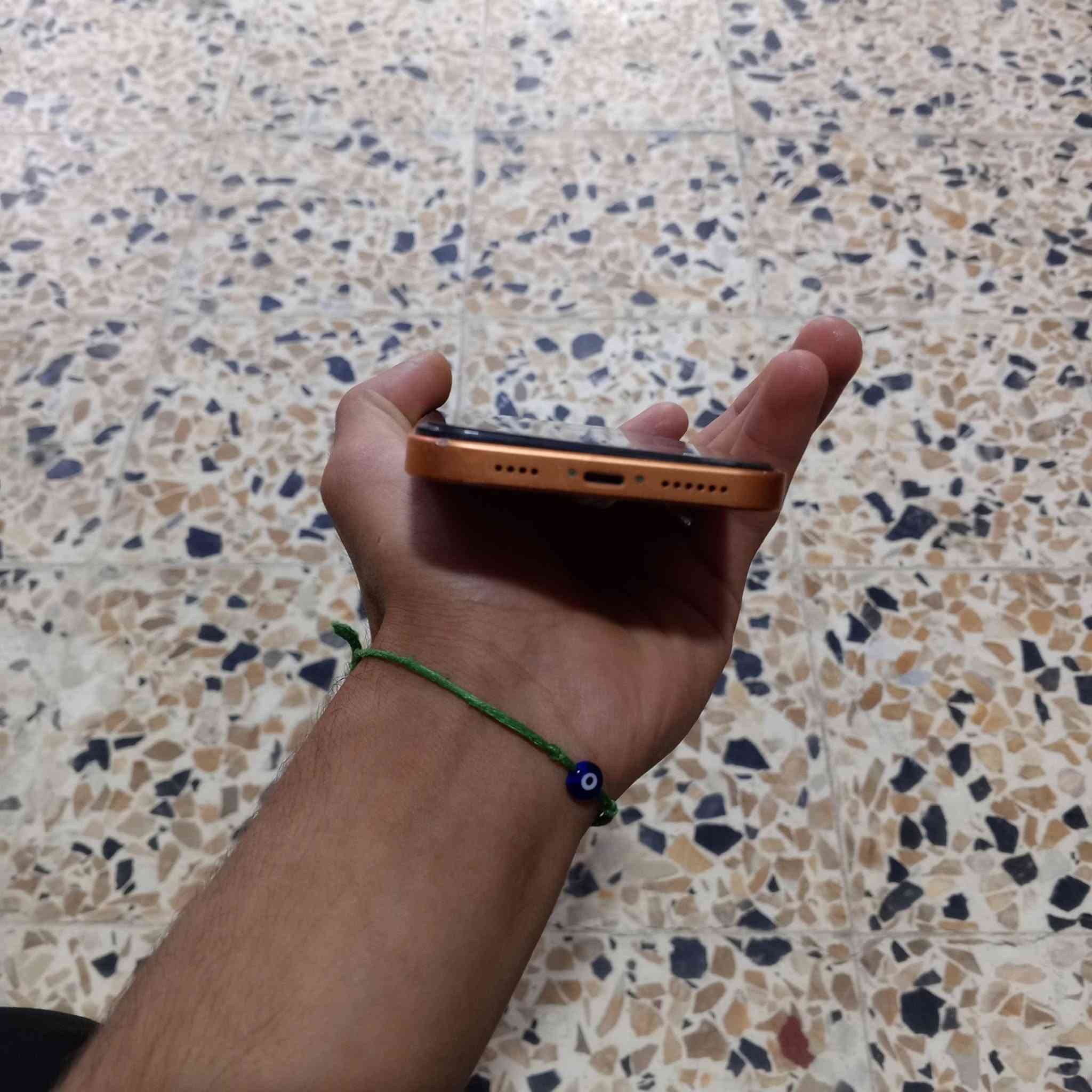 السلام عليكم
ايفون اكس ار محور 17 
بطاريه 100 مبدل 
ذاكر 64 
موصل حي حدباء 
رقم ***********
سعر 150 بمجال

