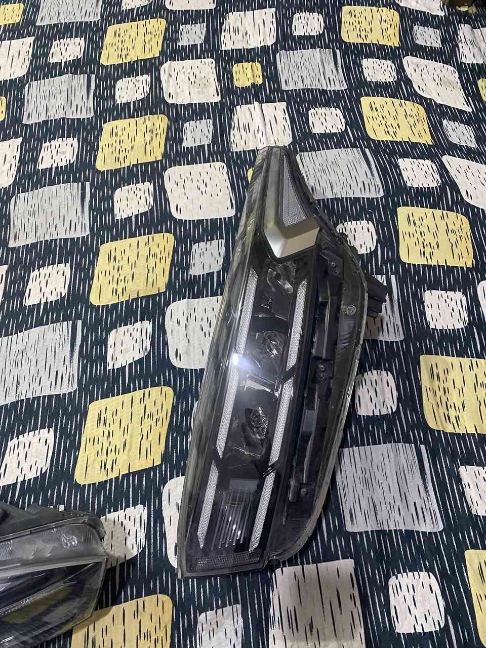 السلام عليكم شباب لايتات كيا فورتي مال جيتي فول  ابو لد 3 عدسات أصليات تفصيخ 24 شغالات جاهزات بدون اي تحوير جيب وشد بدون كسر او ضرر مع فيش سعر 600 الف الرقم ***********
