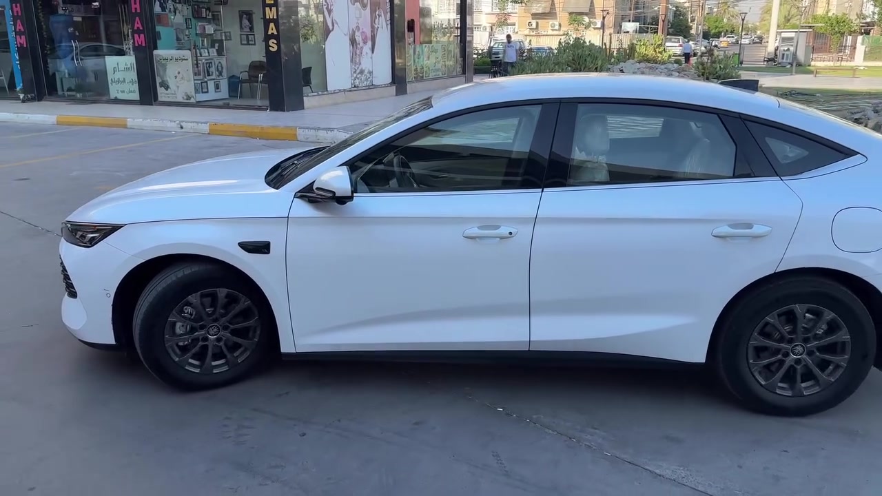 BYD QIN L(وارد دولة الصين)
الموديل :- 2025
عداد المسافة :- 21000 كم
مدى البطارية :- 80 كيلو 
مدى البطارية والبانزين :- 2100 كيلو 
المواصفات :-
1- بصمة ابواب وتشغيل
2- نظام ترحيب عند الاقتراب 
3- داخل جلد ابيض 
4- 13 كامرا 
5- اوتو بارك
6- رادار تفاعلي 
7- وبقية المواصفات الاساسية المعروفة
السعر 24،000،000 د.ع 
العنوان بغداد / جانب الكرخ
للإستفسار :-***********

