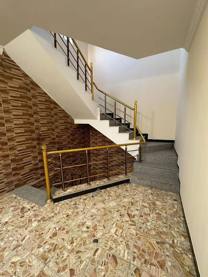 🖱️دار حديث ركن للبيع بأبعاد مميزة🖱️
🔶المساحة :62م واقع حال 68م ركن
     🔶الواجهة ١١،٥م. نزال ٥،٨٠م
🔶 ركن على شارعين
يحتوي على : حديقة +مطبخ + استقبال + صالة + خدمات + غرفتين نوم 
🔶شارع عريض ١٥م + رصيف ٥م
الموقع : حي البنوك / خلف لحوم البركة
للاستفسار الاتصال على الرقم التالي
***********  متوفر واتساب
او مراجعة مكتب الدار للوساطة العقارية الكائن في حي البنوك بداية شارع الكنيسة من جهة الجسر
