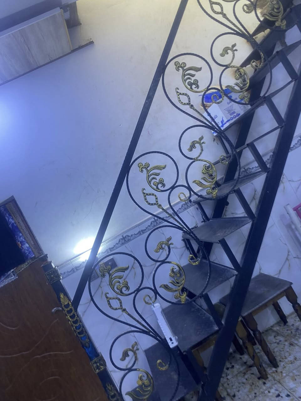 البيت مساحته (90)متر بناء جديد متكون من غرفه وصاله واستقبال ومطبخ وطارمه وصحيات داخليه وخارجيه 
العنوان
الكوفه شارع علوة الفحل العام قرب مكتبة حب الوطن
يبعد عن شارع العام 75 متر
سعر 
(30)
للاستفسار *********** متوفر واتساب 
بيع مستعجل ياريت الشراي يتصل
