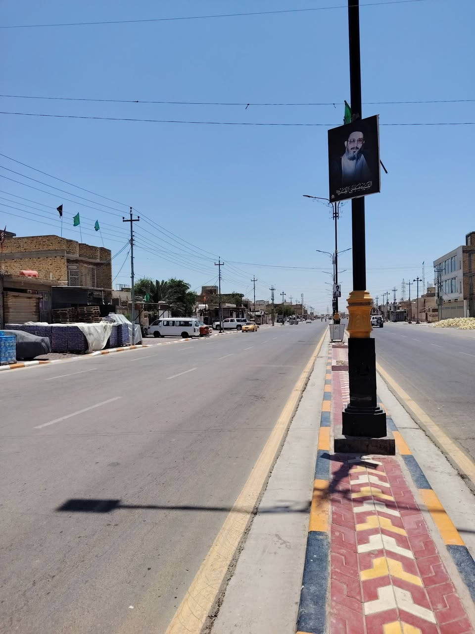 سلام عليكم دار للبيع على شارع سايدين التجاري في منطقة ابو رمانه المساحه ٢٤٠م طابقين وثنين محلات للستفسار الاتصال على الرقم ***********
