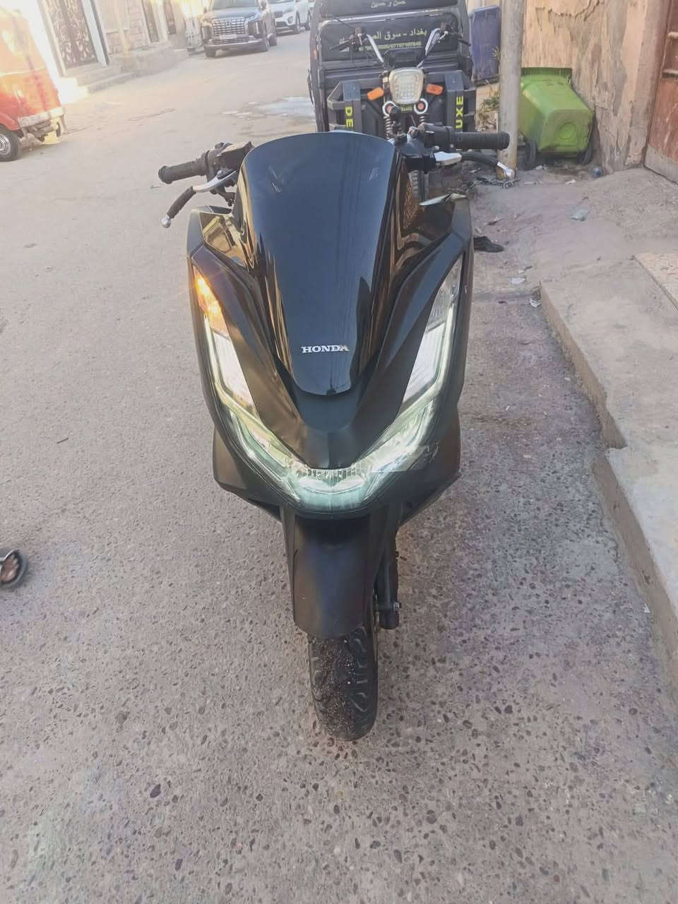 سلام عليكم Honda PCX 160 موديل 2023
ماشيه قليل مواصفات حديثه 
تبريد مائي.
حقن إلكتروني PGM-FI.
ناقل حركة أوتوماتيك CVT.
خزان وقود 8.1 لتر
إضاءة LED كاملة
شاشة رقمية
استهلاك وقود ممتاز يقارب 40–45 كم/لتر حسب القيادة.
متوفر خاص او اتصال 
***********
