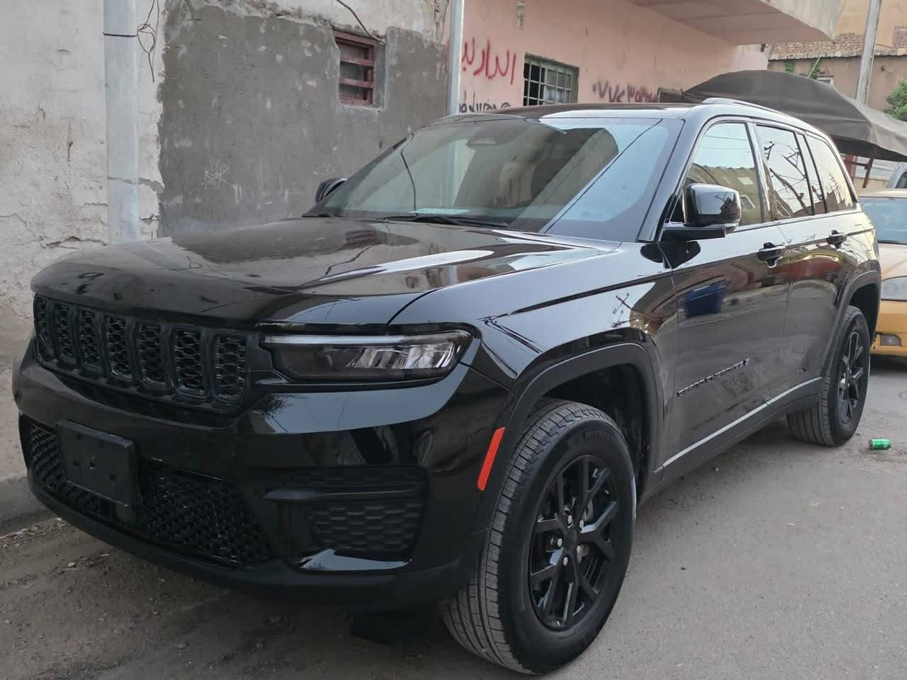 السلام عليكم شباب
Jeep Grand Cherokee Laredo 
السيارة موديل 2025 وارد امريكي ضربتهة خفيفة  ماشية 12 الف محرك 6 سلندر 3600 كير 8 نمر 
مواصفاتهة 
سلايد روف تشغيل بصمة ودخول ذكي كامرة خلفية تحكمات ستيرن حساسات مثبت سرعة المحافظة على المسار كشنات تدفئة تحكم كهرباء
السيارة مصلحة وكاملة ومرقمة بغداد بس الصور قبل لاتترقم 
شباب السيارة مدخلهة بكتاب شهداء اسويلك وكالة وسنتين واحولك السيارة بااسمك سعر السيارة 360 وبيهة مجال
***********
