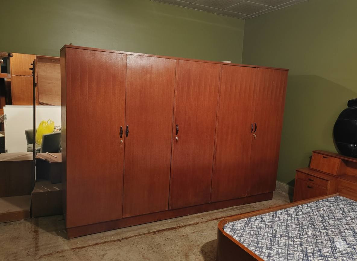 غرفة نوم صاج خمس أبواب شرط النظافه اي عيب مابيهة السعر 465 ويرهم مراوس والعنده يبيع اشتري الشراي يجي خاص اويتصل برقم ***********مكاني كركوك
