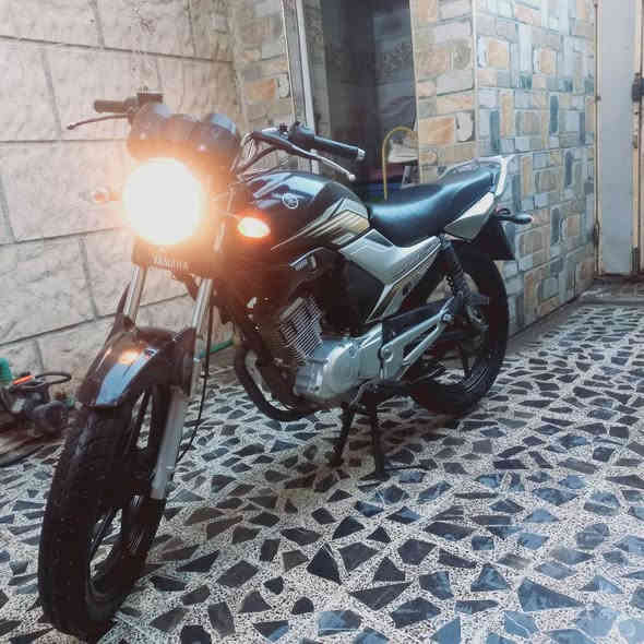 دراجة شركة ياماها  YAMAHA لاصلي دراجة عل وضع البادي ممفتوح برغي بيها نضيفة كلش شوفت عينكم 2سويجات حتا العدة مال دراجة موجودة 5نمر نضام بطح دراجة بلادية سعر مليون و٣٠٠ مكاني بغداد الشعب *********** بغداد
