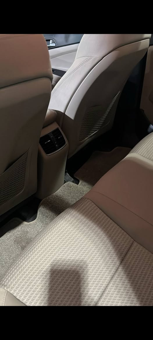 توسان خليجي موديل 2018 رقم بغداد سياره جديده ماشيه k103 مكفوله ماعده بنيد مبدل بلادي مال شركه المكان بغداد الكرخ 
الرقم *********** متواجد وساب
