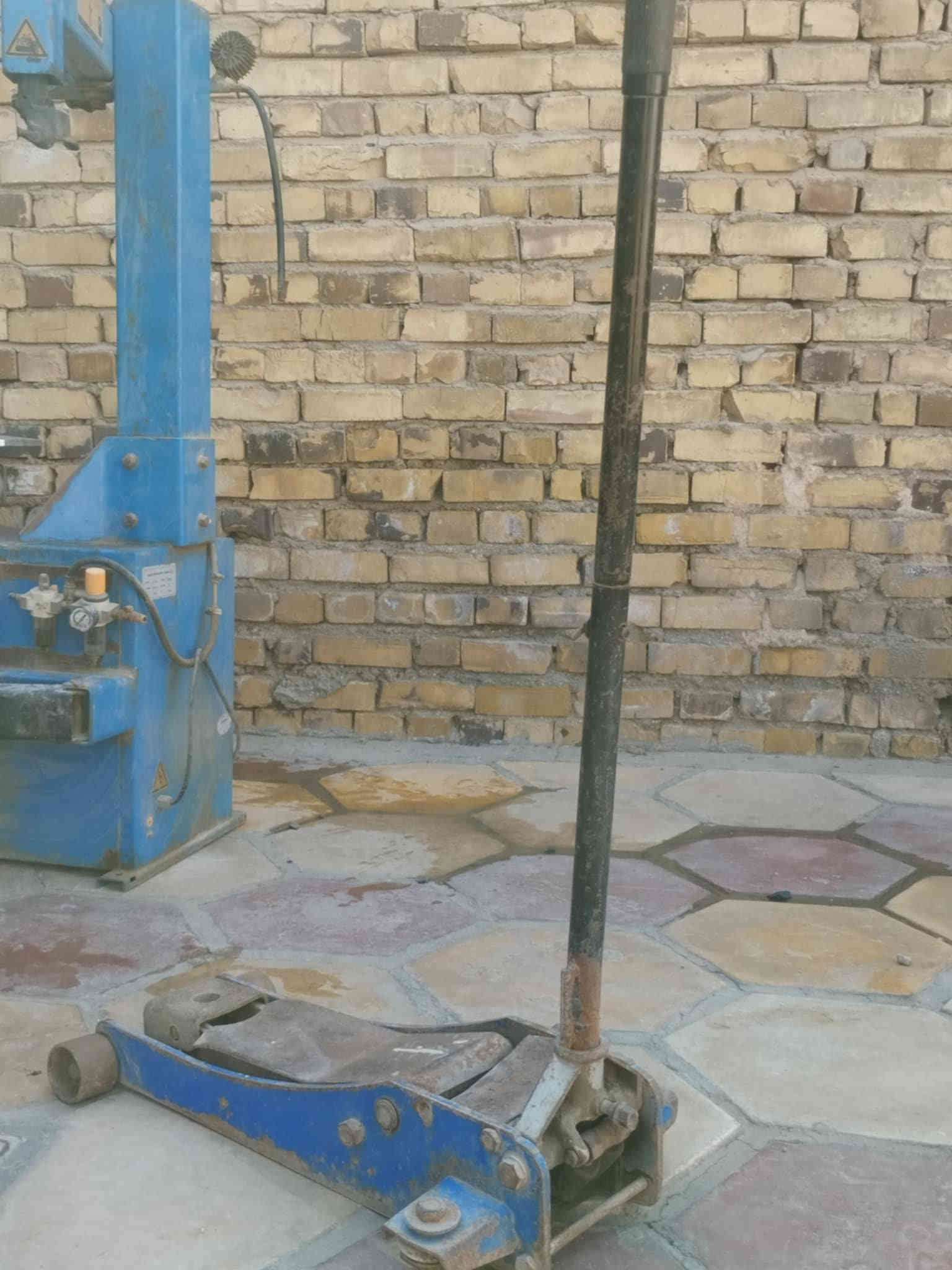 السلام عليكم محل بنجر كامل جهاز بلنص وكمبريسر وخالعه وجك وصوندات ومسدس فتح كوسره ركع الغراض كله نضيفه وشغاله 
تلفون ***********
