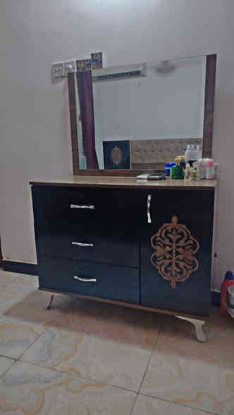 السلام عليكم غرفه اخشاب للبيع سعر ٣٠٠ / (***********)
