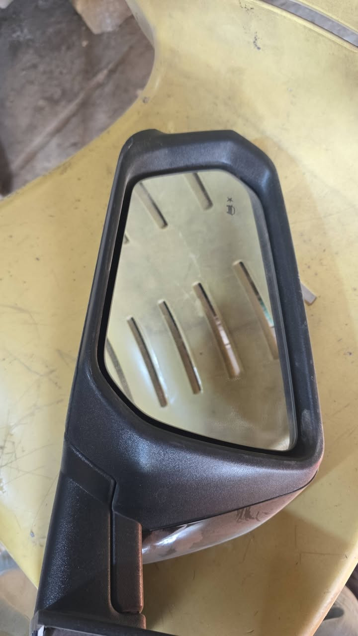 مرايه جانبيه جهه السائق اصليه رادار موديل 24 كوينكس سعرها 100 الف للاستفسار الاتصال عل الرقم *********** واتس اب
