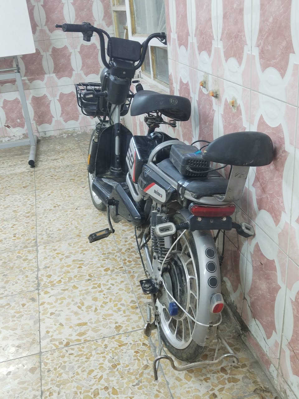 لعشاق النظافة والقوة، متوفرة حالياً دراجة شحن بمواصفات ممتازة:
​✅ الماركة: شركة مي ما (Mi Ma) المعروفة بمتانتها.
✅ المحرك (الملف): 1500 واط / 15A (عزم قوي جداً).
✅ الحجم: حجم 20 (سياقة مريحة وسهلة).
✅ الراحة: نظام 4 دبلات لامتصاص الصدمات (سياقة ناعمة جداً).
✅ الأمان: سويجات عدد 2 + بصمات تشغيل عن بعد عدد 2 🔑.
✅ الإضافات: سلة أمامية أصلية للأغراض.
​⚠️ حالة البطاريات: الدراجة تحتاج بطاريات (4 قطع)، وهذا يعني أنك ستضع بطاريات جديدة بيدك وتضمن عمرها من الصفر.
​📍 المكان: بغداد - الشعلة.
📞 للتواصل والاستفسار: ***********
​(السعر مناسب.. وبيه مجال بسيط للشراي الطيب)
