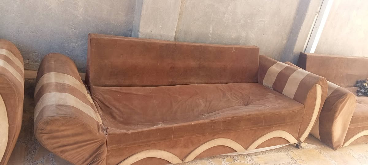 تخم مستعمل للبيع السعر100الف وبيه مجال العنوان طوريج ام الهوى شارع الباشا هاتف ***********
