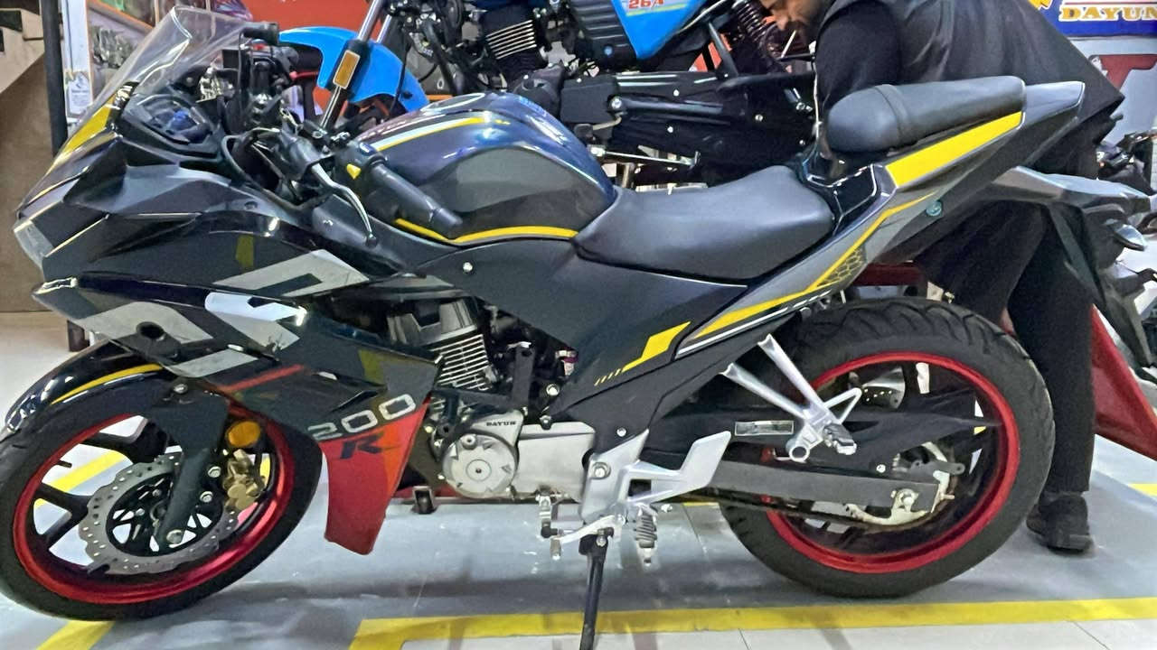 السلام عليكم دراجه ار 200 مرقمه كامله رقم اربيل زيرو ماشيه 40km للبيع السعر 3ملاين او 350 بس شريط دراجه يختلف لون احمر مو اصفر الشراي يتفضل واتساب ***********
