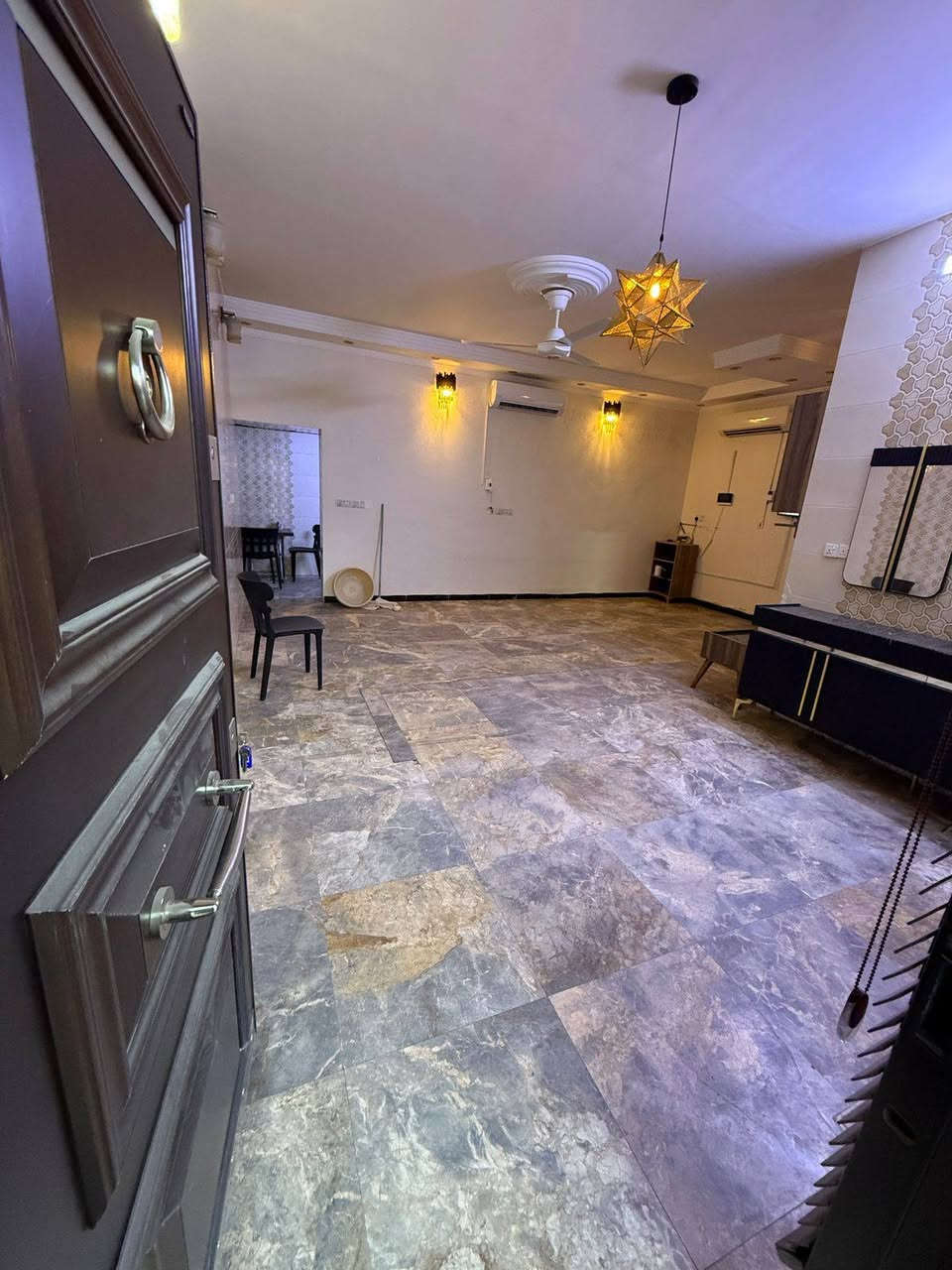 السلام عليكم:🏠🏠🏠🏡🏡
 #بيت مساحه 240 متر #للإيجار في المنصور حي المهندسين بظهر مطعم صاج الريف البيت يحتوي على 3 غرف نوم نظام سويتات وصاله كبيرة جدآ  #البيت مجهز  #بالسبالت ومنظومة #كاميرات ويحتوي  ع #مدخلين #مدخل ع صاله وع مطبخ وحديقه جدا كبيره وكراج يتسع سيارتين (البيت يأجر عوائل او شركات فقط)
 #الاستفسار ع رقم ::
*********** يوجد واتساب 📞.
