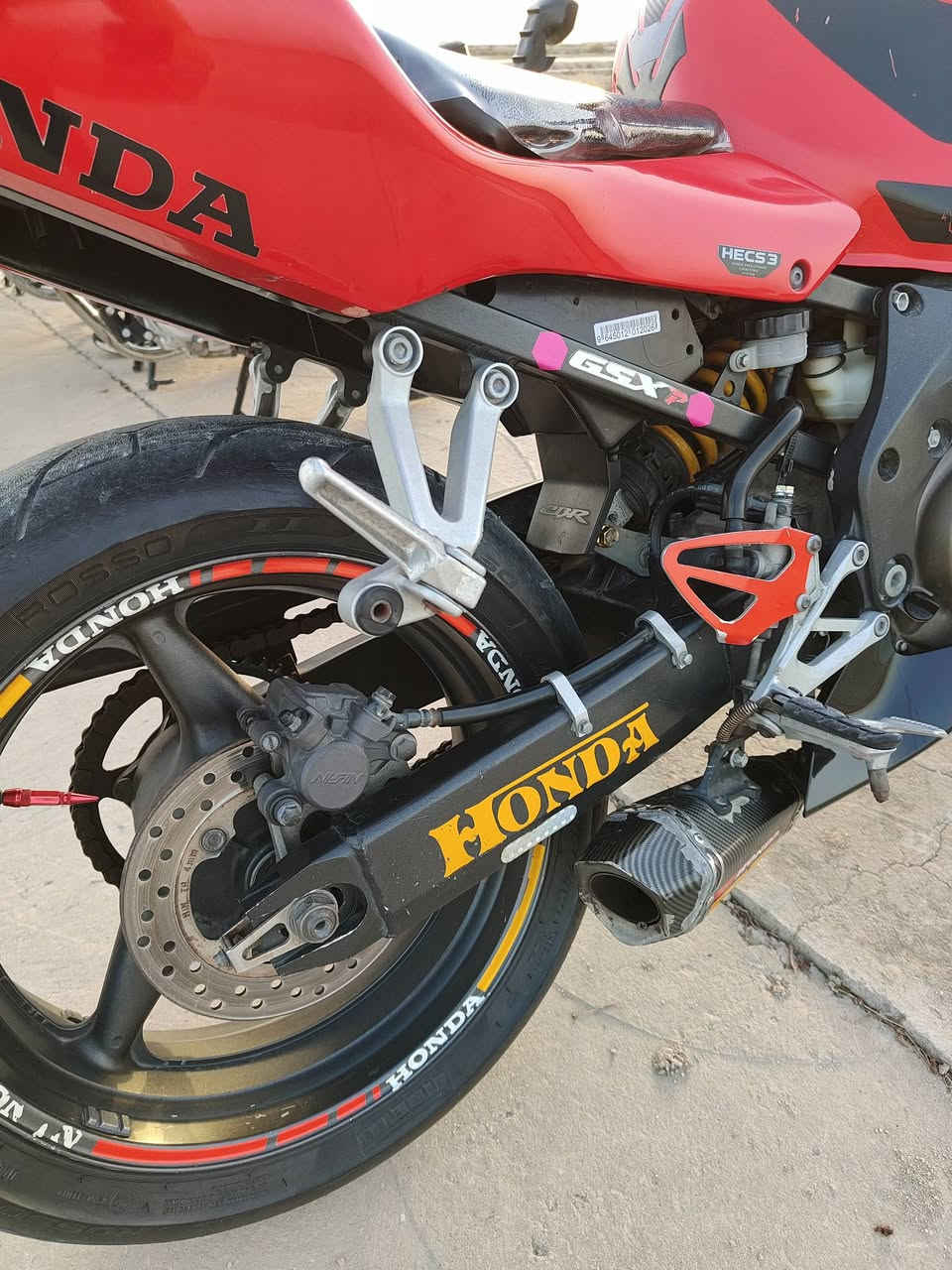 السلام عليكم دراجه للبيع افوراي محرك 600 كفاله عامه الدراجه مكمركه وبيها اوراق كمرك اصلي وكلها على البلاد حته كفراته البلاد سعرها 30 وبيها مجال لشراي وهاذ رقمي*********** والي مو شراي لا يجي بس يستفسر ويتعبني وتعبه
