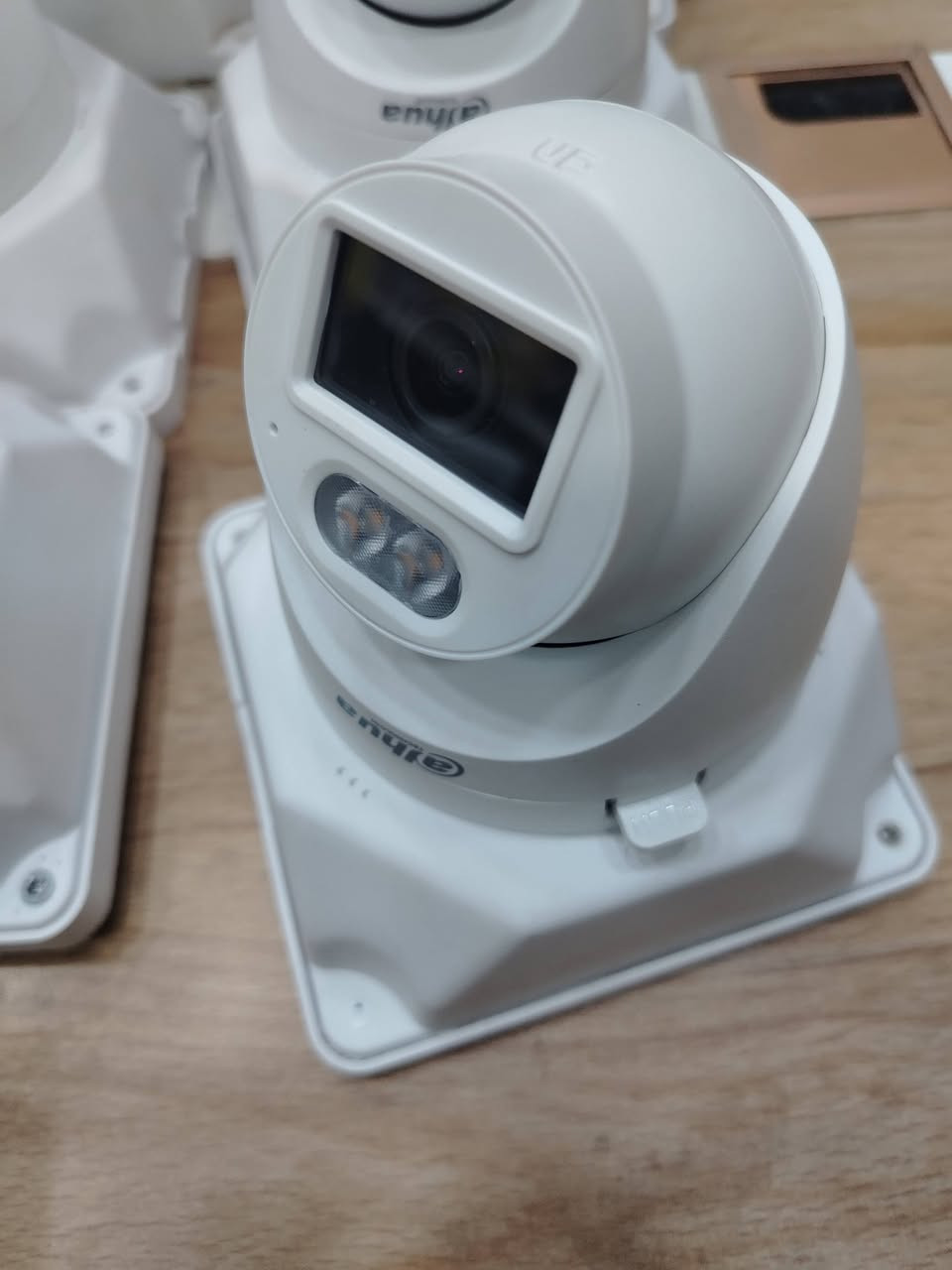 كامرات دهوا 5 ميكا وكاله
16 كامره مع بوكساتهن
10 داخليات و6 خارجيات
مع دي في ار ابو 16 بي هارد 2 تيرا
الكامرات مستعملات لفتره بسيطه 
كلهن ب550
***********
