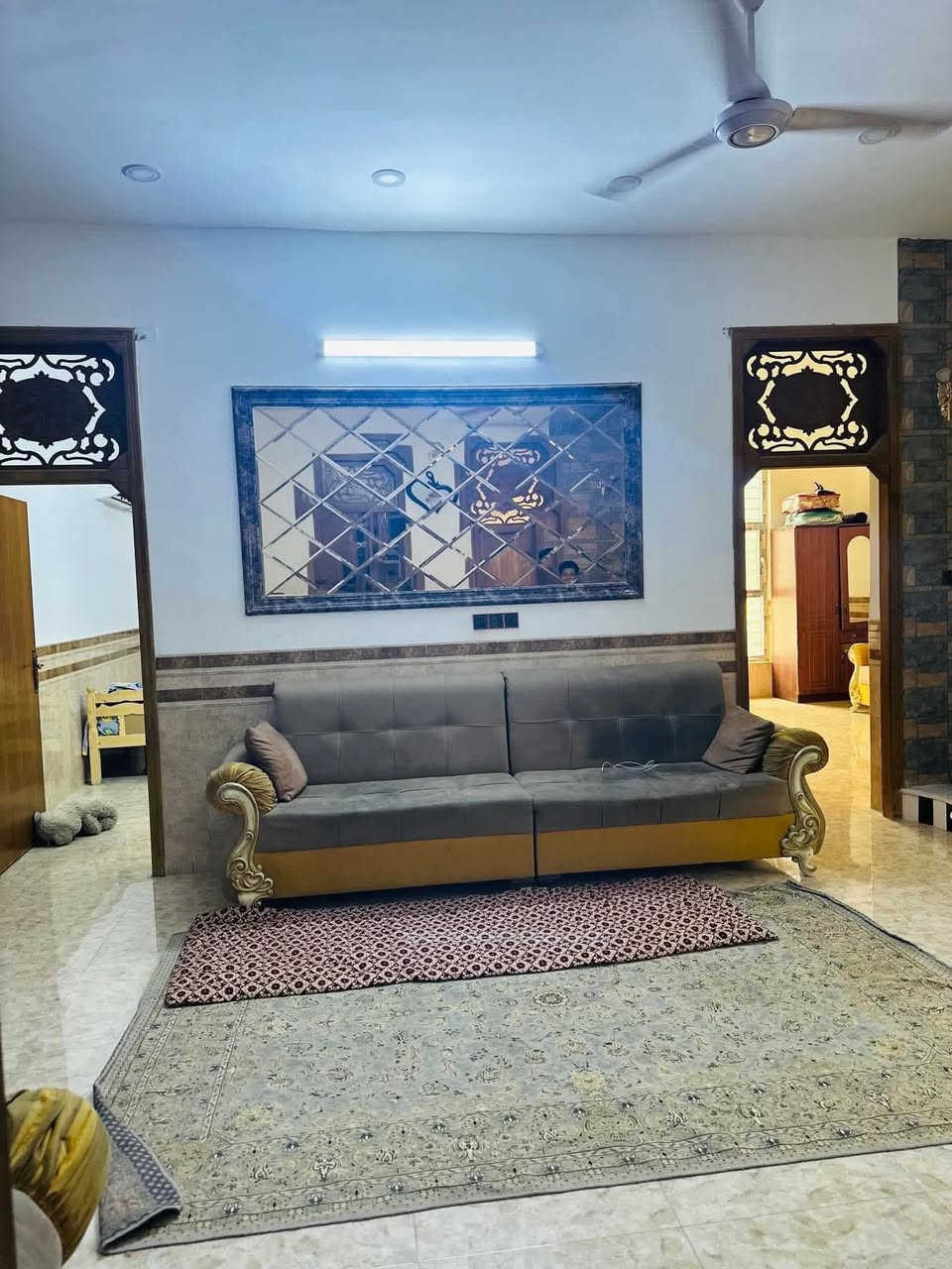 السلام عليكم (بيت للبيع مساحه بناء البيت 335  طابو سند 25 وطارمه مع الممرات 350 متر   وكراج كبير للسياره بناء حديث 2020 صب  كونكريت  رفت درجه اولى يحتوي على مطبخ وصاله و3غرف نوم واستقبال وصحيات خارجيه وداخليه وبيتونه كبيره 

(ملاحظه)
 
البيت وياه مشتمل صغير يحتوي على مطبخ وصاله وغرفه وصحيات )
اضافه الى دونم مع البيت  ارض زراعيه  
 المكان مدينه القاسم  شارع الطابو  قريب على مدرسه الشهيد 
المنتضر
  السعر 150 وبي مجال للشراي 

للاستفسار *********** اتصل وبيك خير وتدلل
