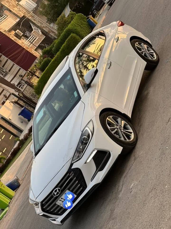 على بركة اللة 🌹
سلام عليكم حبايب قلبي ❤️
 النترا سوبر خليجي موديل /  2018 
🌺ELANTRA 🌹Super 🌺
لون ابيض / 🤍
رقم بغداد  دولي الجديد بأسمي مداور ثاني يوم 
فول مواصفات عده البصمه 

كشنات مخمل 
سلايد روف 
لد نهاري 
ويل كب عدد / 5 سبيره منازل بعده 
كروز سرعه 
قطعتين تبريد امامي وخلفي السعر 152 وبيهه مجال 
كامره خلفيه دواره 
تحكم ستيرن جهتين 
مدخل (USB / AUX)
اشاير بالمري 
مري قابله للطي اوتو و شفط AUTO
الاوامر الصوتية انفنتي 
شاشة حجم كبير 
يدات ابواب المنيوم 
دسك عدد / 4 
محرك 2000 دوش سوبر خليجي 
حساس خلفي بلادي + حساس امامي بلادي 
3 انظمه قياده
( نورمال / ايكو / سبورت )
ماشيه ( 123  ) الف حقيقي اصل وعلى فحص 
تخم تاير جديد كوري 
كير محرك تبريد صدر حداديه كفاله عامه جديده جداً  مكفوله من جميع النواحي مابيه نقص ابد  و على الفحص 
فقط بيهه بارد البنيد ومسحوب كارت مامبين  حتى دعاميات كفاله عامه السياره من جميع النواحي ؟ 
مكان السياره الرميثه  
***********
