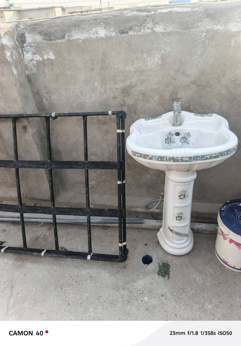 اغراض للبيع مرشحه وبنك سقفيه وسيبايات ومغسله***********
