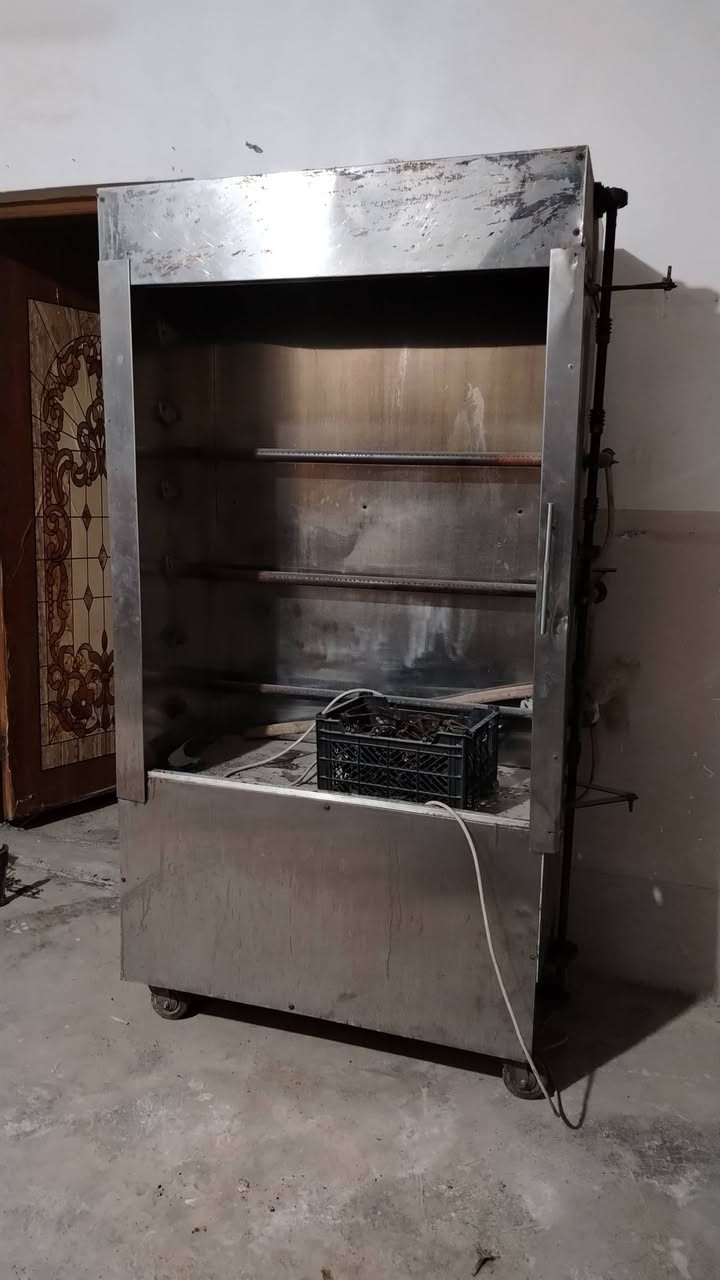 السلام عليكم متوفره هاي الادوات ملات مطعم شوي سمج ودجاج وكلمن وسعره للعلم حوض السمك طوله ٣ونص متر والعرض ٢ونص متر مكان الغراض قضاء الدجيل وللاستفسار اكثر الاتصال على هذا الرقم ***********
