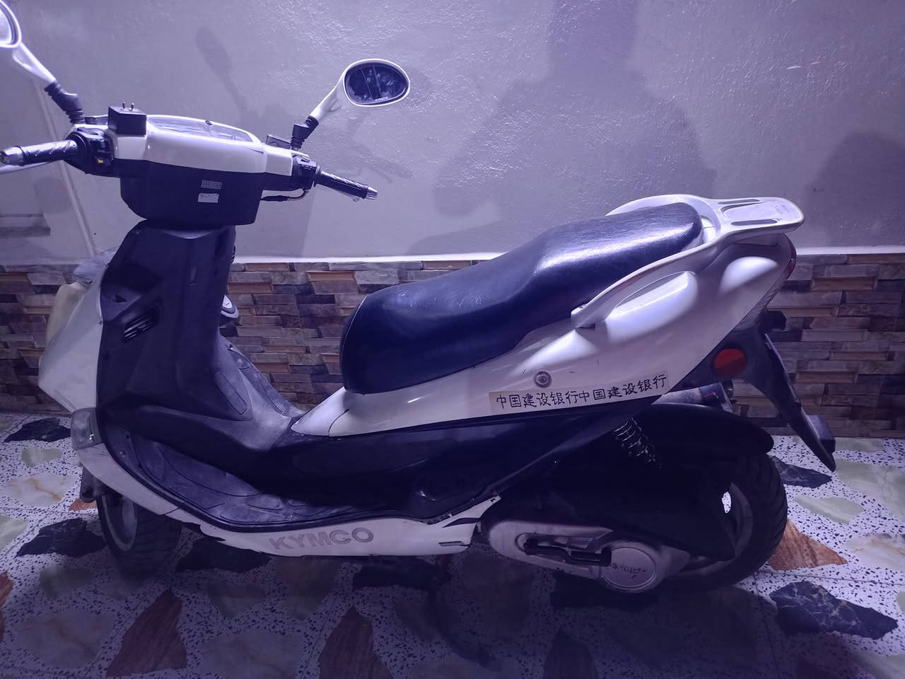 سلام عليكم 
موطور كايمكو حجم محرك 150
شغال من كلشي محرك صافي 
مكاني رمادي الصوفيه 
رقم ***********
