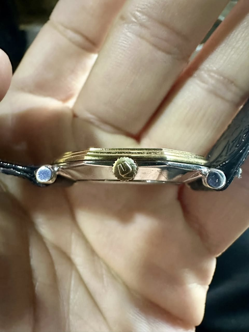 يونوفيرسال قشطة ١٩٨٠ الساعة بلادية بالكامل والجلد مستبدل بجلد اصلي
طوق تغليف ذهب سميك 
نضام الميلين. 
ساعة رسمية جميلة جدا 
 ٢٢٥$        
***********
