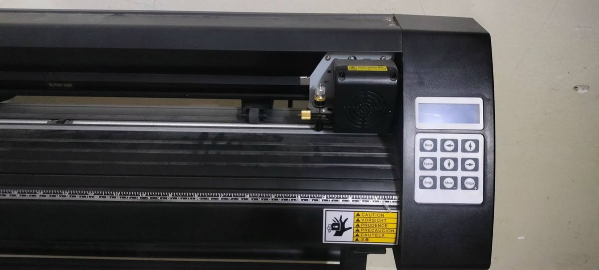 كتر بلوتر للبيع مستعمل اخو الجديد مستخدمو مرتين فقط ..
السعر ٣٥٠ الف 
للتواصل الاتصال على الارقام 
***********
***********
