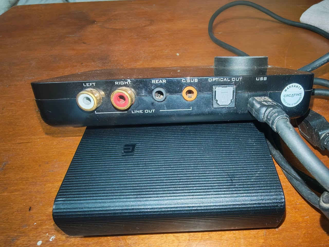 كارت صوت خارجي Creative Sound Blaster X-Fi HD USB* 
تقدر تنسخ المواصفات دي زي ما هي في إعلان البيع 👇

*مواصفات Creative X-Fi HD USB:*

*1. الأساسي* 
- *الموديل*: Creative Sound Blaster X-Fi HD USB
- *النوع*: كارت صوت خارجي DAC/Amplifier بيوصل USB
- *التقنية*: معالج صوت X-Fi لتجربة صوت محيطي 3D في الألعاب والأفلام

*2. المداخل والمخارج* 
- *USB*: بيوصل بالكمبيوتر/اللاب بكابل USB Type-B لتشغيل ونقل الصوت
- *مخرج سماعة*: 3.5mm في الواجهة الأمامية
- *مدخل مايك*: 3.5mm في الواجهة الأمامية 
- *مخارج RCA*: Line-Out و Line-In خلفية لربطه بسماعات خارجية أو ريسيفر
- *تحكم هاردوير*: بكرة معدن كبيرة للتحكم في الصوت مباشرة

*3. مميزات الصوت*
- *جودة صوت*: يدعم حتى 24-bit/96kHz 
- *X-Fi CMSS-3D*: بيحول أي صوت استريو لصوت محيطي وهمي 5.1 أو 7.1 للجيمينج
- *Crystalizer*: بيحسن تفاصيل الصوت في ملفات MP3 والأغاني المضغوطة
- *EAX 5.0*: تأثيرات صوتية للألعاب القديمة

*4. التوافق*
- *ويندوز*: XP / Vista / 7 / 8 / 10 / 11 بتعريفات Creative الرسمية
- *Mac*: متوافق مع Mac OS X 
- *بلايستيشن*: يشتغل على PS3 و PS4 ككارت صوت USB

*الحالة الظاهرة في الصورة*: 
الجهاز بحالة مستخدمة، فيه علامات استخدام خفيفة على الوش، ومعاه كابل USB الأصلي بتاعه.

*يناسب مين؟*
الجيمرز، الناس اللي بتسجل صوت، أو أي حد عايز يعلي جودة السماعة/الهيدفون عن كارت الصوت المدمج في البوردة.
التواصل 01017192640


**إذا كنت صاحب هذا الإعلان وتريد حذفه لأي سبب، رجاءا أرسل رسالة إلى الدعم الفني**
