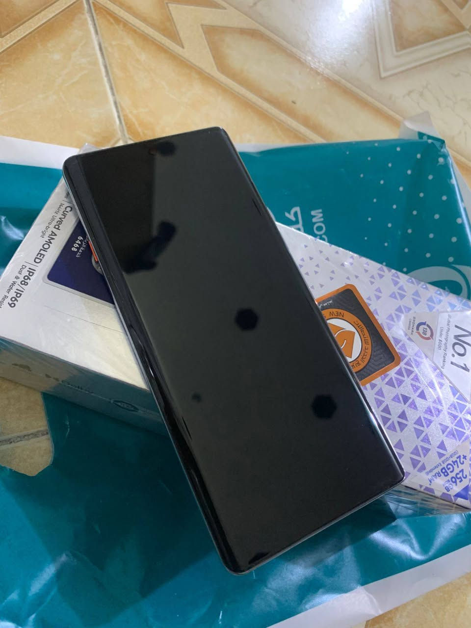 تكنو كامون 40برو 5g ذاكره 256 رام 12 اعله مواصفات 
الجهاز عله ايدي ماخذه من كلمات المصطفى قبل شهرين 
مكفول فقط بي رصعه وحده فقط والجهاز محافض علي مخليله لصقات مال عدسات كامره من اول ماشتريته الشراي يتفضل خاص  السعر 300وبي مجال بسيط عنواني كربلاء ***********

