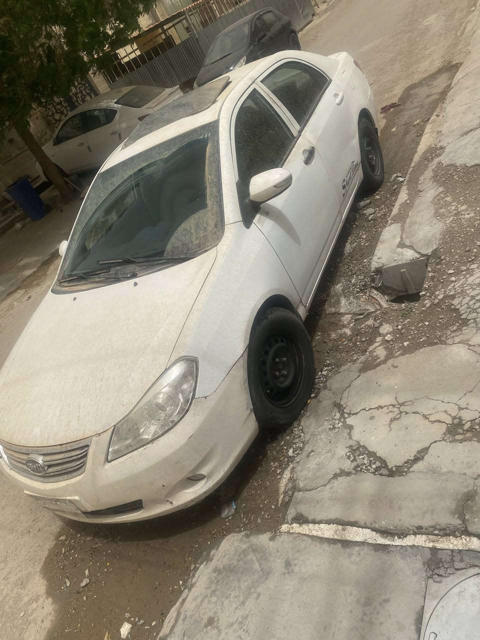 سلام عليكم .. BYD G3 موديل 2013   
رقم مشروع وطني  كير جيد ومحرك نضيف 
تايرات نضاف داخليه السياره مرتبه نفس ما موضح كدامكم 
شواصي مكفوله من الضربه فقط ضربتها بالجهة عكس السايق موضح بل صوره ومرجعه عل بارد الباقي سليم
تبريد ناقصه بس كمبريسر السعر 43 وبيه مجال العنوان بغداد المشتل الرقم ***********
