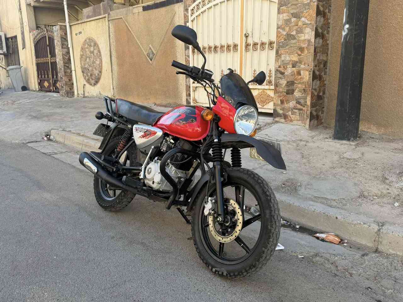 السلام عليكم بوكسر موديل 23 نزول 24 شهر ل12مرقم لوحه وسنويه انكليزي باسمي هزه جديده تحويل ثاني يوم شرط مكفوله كفاله عامه مكاني الحريه
***********
