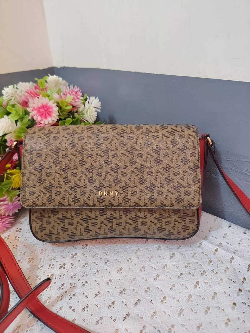 هذه حقيبة دكني  كود اصلي صناعه اندنوسيا  DKNY Bryant Park Flap Crossbody، وهي مصممة من قماش مطلي بشعار الماركة مع حواف جلدية. للاستفسار  خاص لطفا بيج ندى عابد


**إذا كنت صاحب هذا الإعلان وتريد حذفه لأي سبب، رجاءا أرسل رسالة إلى الدعم الفني**