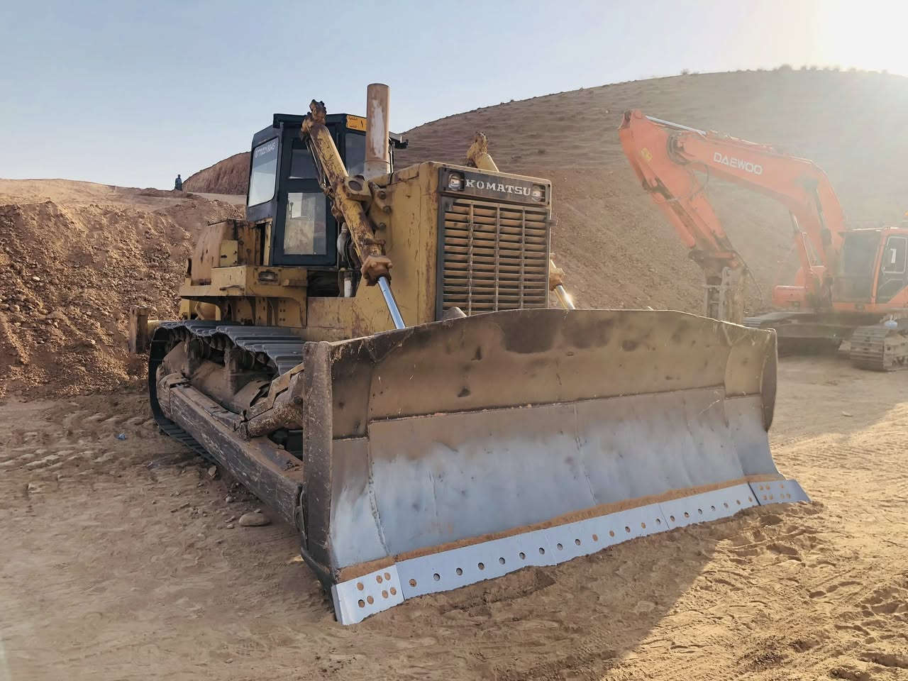 بلدوزر لللبیع 
حجم ١٥٥

رقم كركوك 

مكفول كفالە‌ عام كیر محرك توركم 

حدادیە‌ نضيف جدا

موشراي لا خابر

***********
