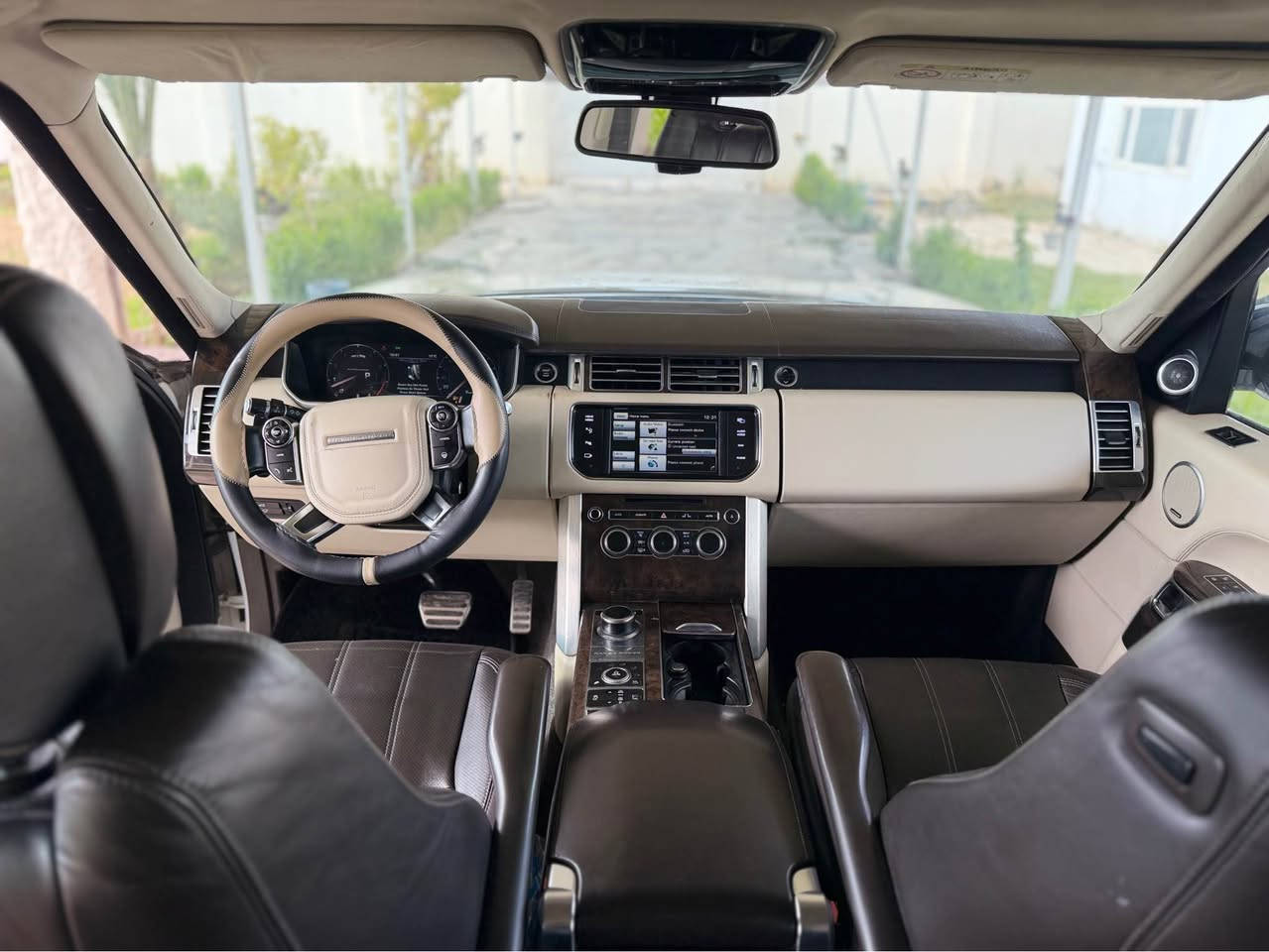 السلام عليكم 
للبيع رانج روفر فوج 2014 محدث 20 فقط دعاميات ومازدات بدون صبغ وكالة سردار ضمان 
ماشيه 140 الف 
كفاله عامه عده دعاميات الباقي كله مكفول 
لابارد لاتبديل 
السياره جديده صدر كله جديد مبدله قبل اسبوع
تخم تاير 
كير ومحرك كفاله ما مفتوحات شرط 
المواصفات 
.داخل قهوائي
.هيتر ستيرن 
.شفتات ستيرن 
.رادار 
.محرك 8 سلندر
.كشنات كهرباء
.خزن ميموري
.لايت زينون 5 عدسات
.ابواب شفط
.دوسات كهرباء
.يدات بصمه 
.جكات 
.مودات قياده
.السيارة فول 1/1
السعر مناسب اتصل ودلل
*********** 
العنوان بغداد بغداد, العراق
