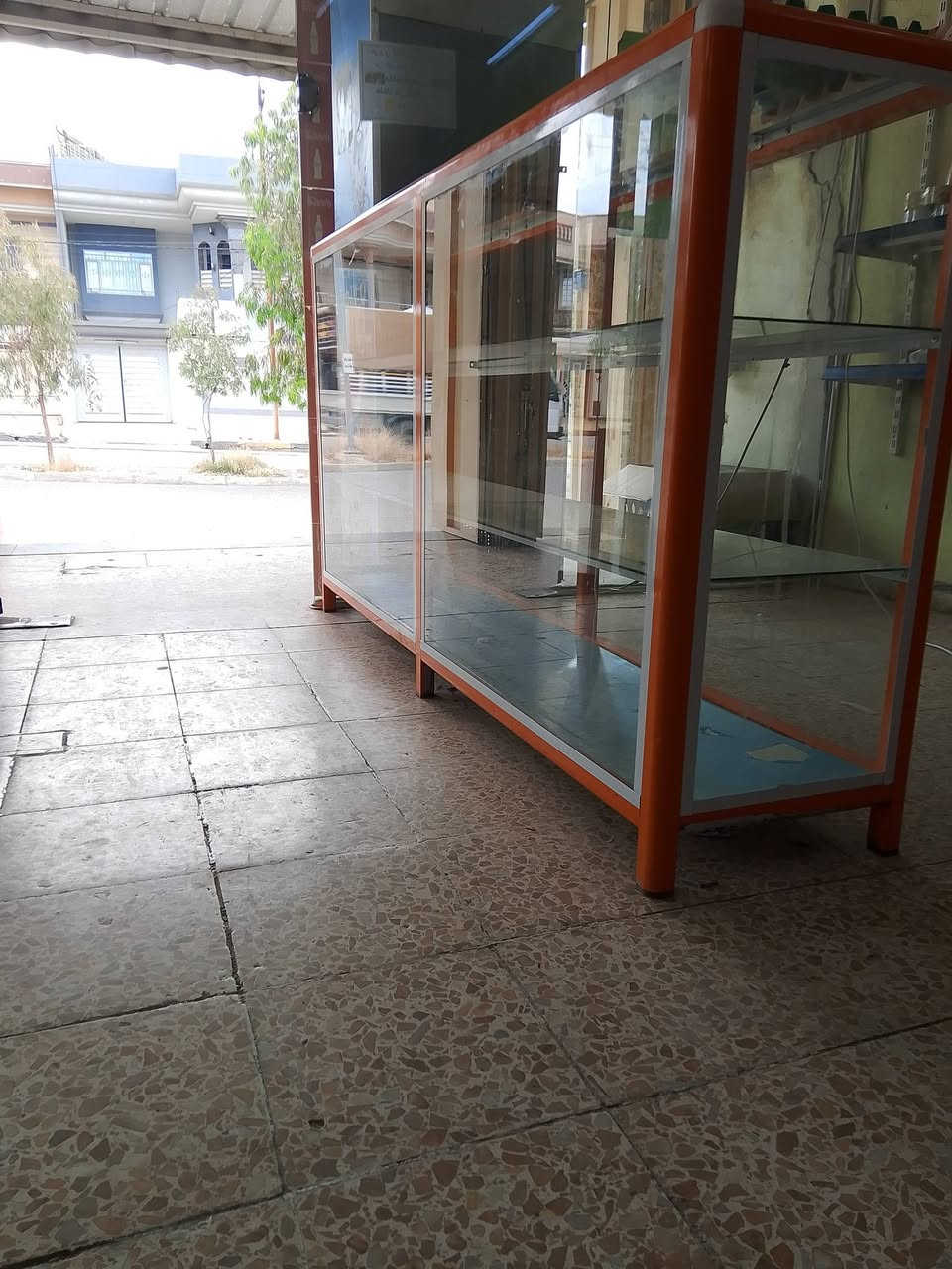 ميز المنيوم فصال جديد طول 2م ارتفاع 1 م للمعلومات الاتصال على الرقم ***********
