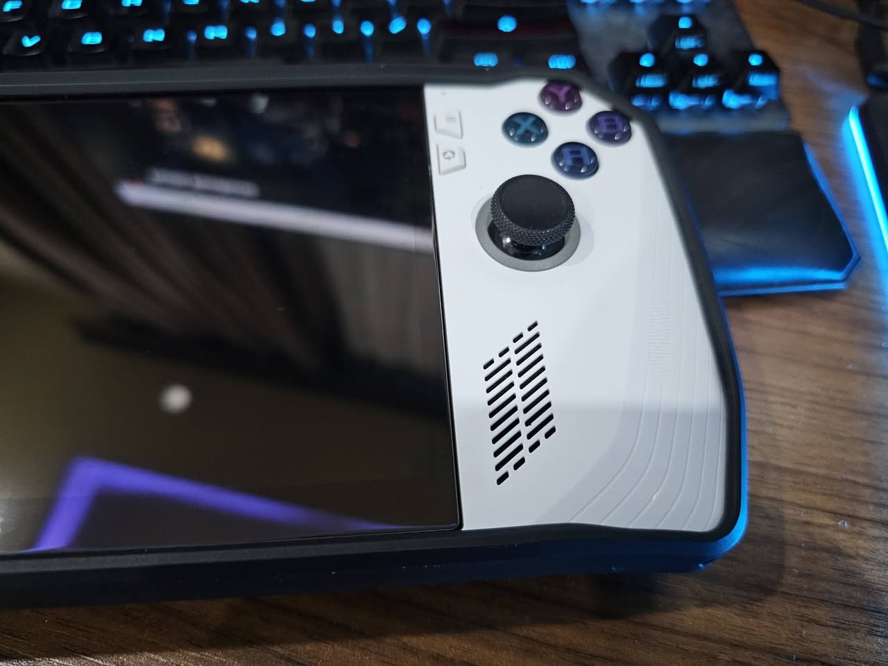 السلام عليكم rog ally z1 extreme 512
نظيف كلش وياه جنطة وكڤر spigen ولزگة شاشة
غراضة كاملة(الشاحنة 100 واط) 
600 الف
***********

شكرا ادمن
