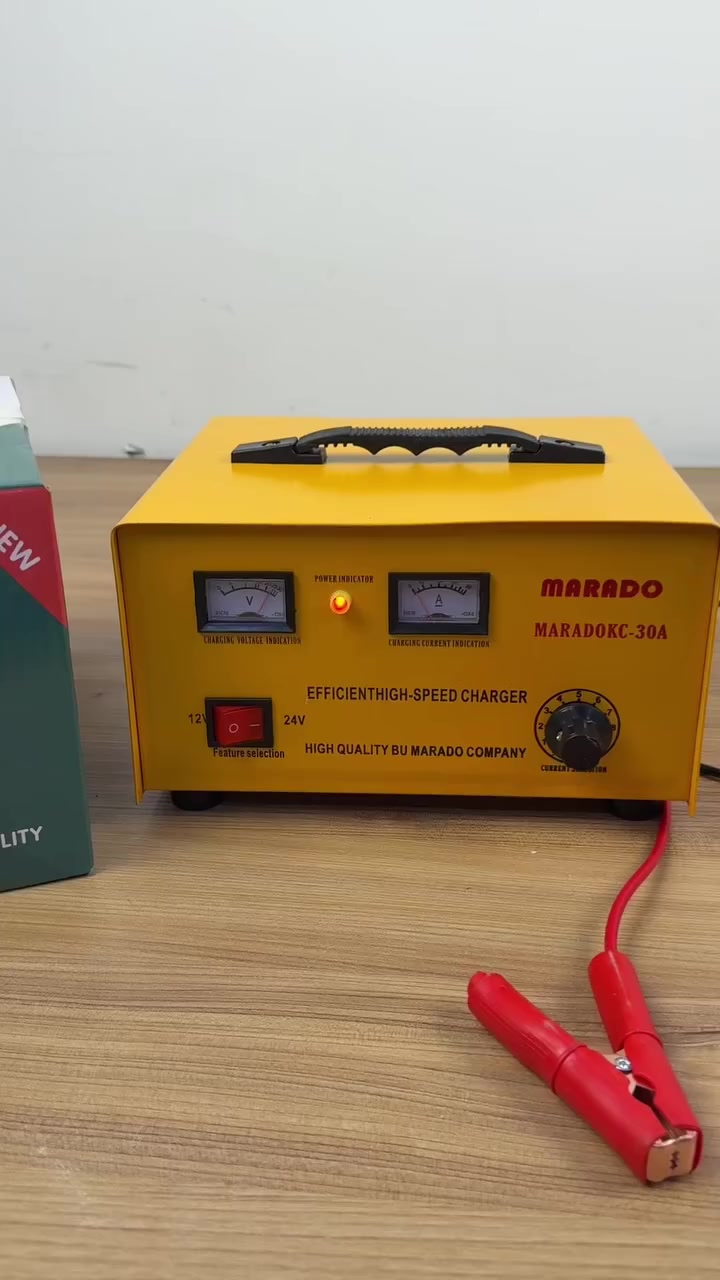 السعر 38 الف لجميع المحافضات و التوصيل مجانا
شاحنة بطاريات سيارات جوكر مارادو 30 أمبير (12V  24V)

الاستخدامات

شحن بطاريات السيارات الخاصة والعامة.

شحن بطاريات الشاحنات والمركبات الكبيرة.

مناسب لبطاريات 12 فولت و24 فولت.

استخدامه في الكراجات، الورش، والاستخدام المنزلي.

إعادة شحن البطاريات الضعيفة أو الفارغة بسرعة وأمان.

المميزات

قدرة شحن قوية تصل إلى 30 أمبير.

يدعم جهدين: 12V و 24V مع مفتاح اختيار.

عدّادين تناظريين لعرض:

- جهد الشحن (Voltage).
- تيار الشحن (Current).

مقبض تحكم لتعديل شدة التيار حسب حاجة البطارية.

نظام حماية مدمج:

- حماية من زيادة التيار.
- حماية من الحمل الزائد.
- حماية من القصر الكهربائي.

هيكل معدني متين يتحمل الاستخدام القاسي.

فتحات تهوية لتبريد الجهاز أثناء التشغيل.

مقبض علوي لسهولة الحمل والنقل.

يعمل على كهرباء منزلية 220V.

المواصفات التقنية:

الجهد الداخل: 220V

الجهد الخارج: 12V  24V

أقصى تيار شحن: 30A

طول سلك الكهرباء: 75 سم

طول سلك القراصات (المشابك): 60 سم

محتويات الصندوق

شاحنة بطاريات مارادو 30 أمبير.

أسلاك توصيل البطارية (موجب وسالب).

دليل استخدام.

الملاحظات

يُفضل اختيار شدة التيار المناسبة حسب سعة البطارية.

لا يُنصح بترك الجهاز يعمل لفترات طويلة دون مراقبة.

يجب التأكد من توصيل الأقطاب بشكل صحيح قبل التشغيل.

مناسب لبطاريات الرصاص (Lead Acid).


**إذا كنت صاحب هذا الإعلان وتريد حذفه لأي سبب، رجاءا أرسل رسالة إلى الدعم الفني**
