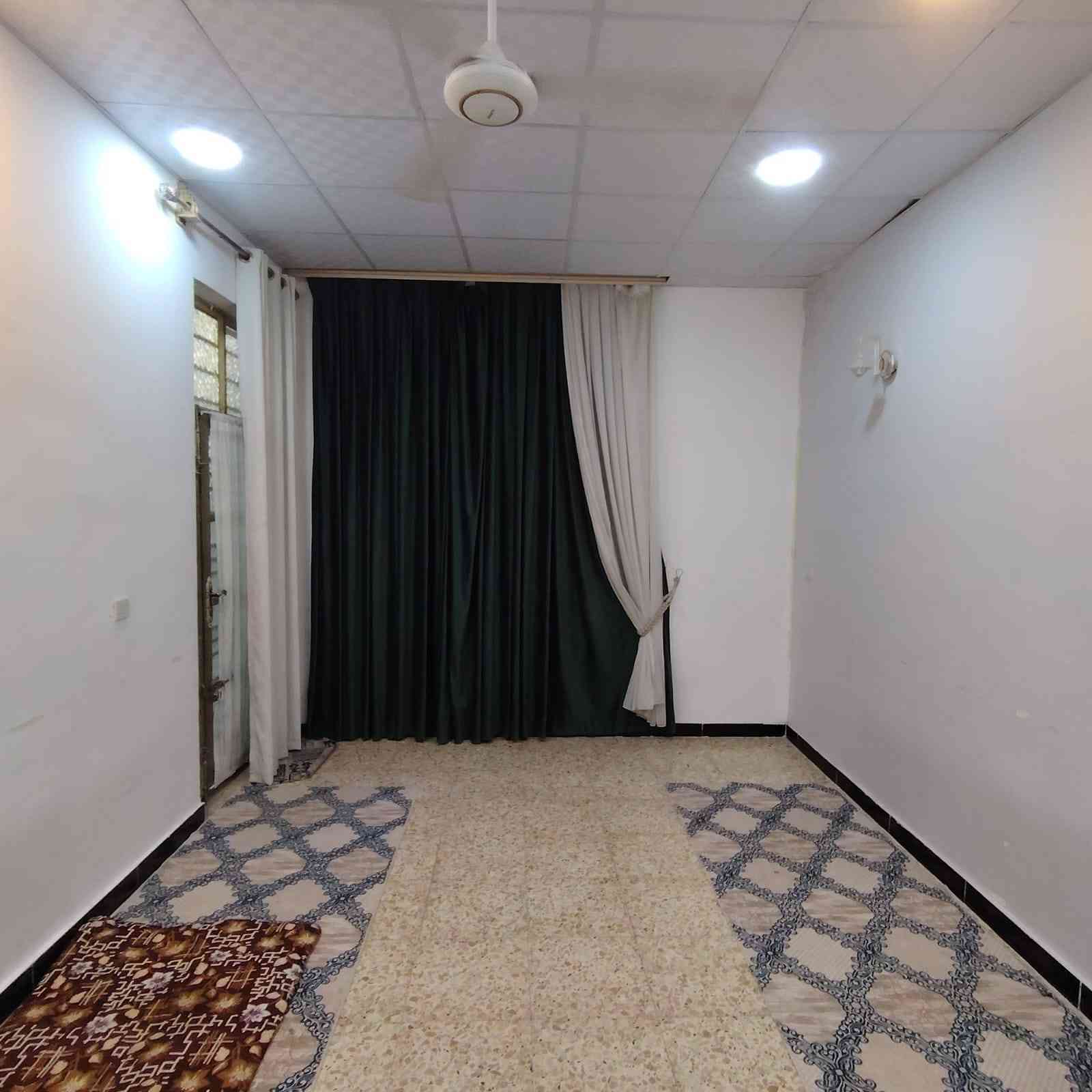 السلام عليكم مشتمل للبيع مساحه 100 متر الواجهه 6 امتار و40 نزال 16 المشتمل يحتوي على قاطين الطابق الثاني السقف سندويج سند 25 يحتوي غرفتين واحده فوق وواحده جوه ثلاث صحيات مدخلين ابيع تسليم مفتاح بنواقص بسيطه باب تصليح بسيط ابيع كامل خدمات مجاري رئيسي تبليط ارصفه انترنت وطني سحب كل شيء متوفر عرض الشارع ١٠ تبليط المكان مدرسه الفيالق بظهر التشجير مال شارع النفط المكان بغداد الدوره ابو دشير شارع النفط للاتصال والاستفسار الرقم *********** البناء جديد سنه 2023 السعر اتصال
