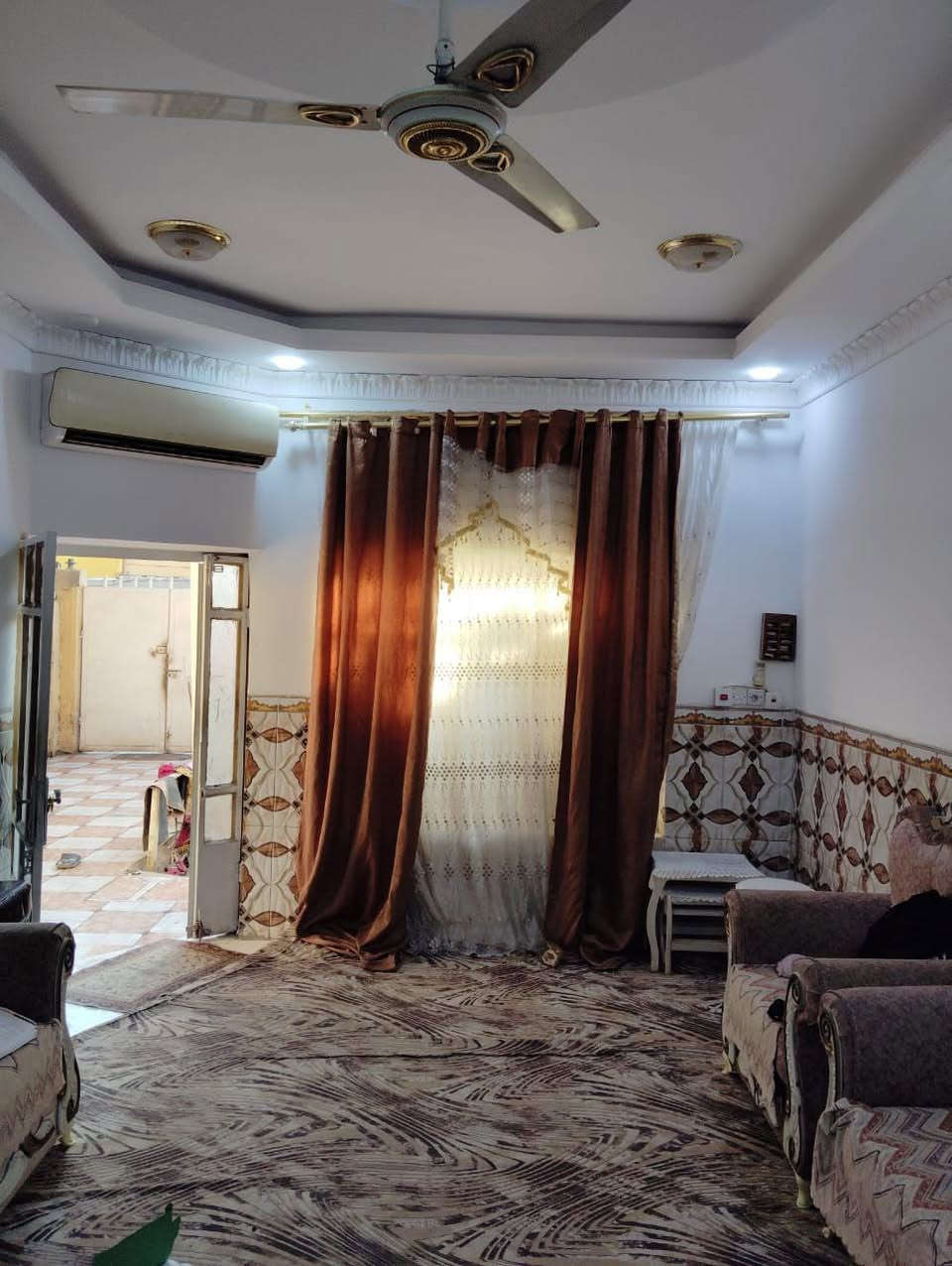 الدار للبيع المساحه 200متر طابو زراعي سند 25 تحويل مباشر الموقع على ربيانه قرب الشيخ أبو انس أو قرب مولدة محمد شاكر شارع تبليط ومجاري يتكون من غرف نوم ثنين 6*5 +ستقبال 7*4 ومطبخ مجمع صحي خارجي وداخلي وطارمه وممرات داير البيت وحديقه بناء طابوق السقف شيلمان درجه اولى 
أي استفسار إتصال على الرقم التالي ***********
أو مراجعة مكتب حيدر السلطاني
